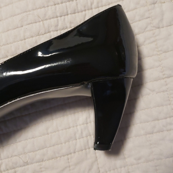 Stunning black patent leather and suede pumps. - Picture 5 of 5